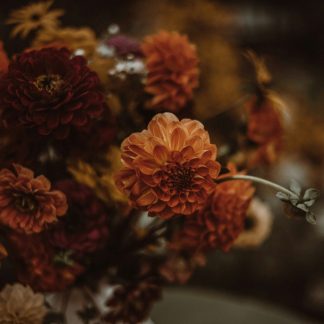 Bouquet de dahlias rouges et orangés, inspiration automnale
