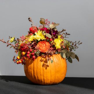 Citrouille garnie de fleurs automnales